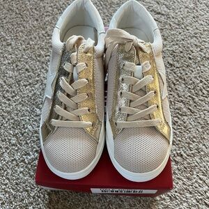 Women’s size 6 sneakers - never been worn!